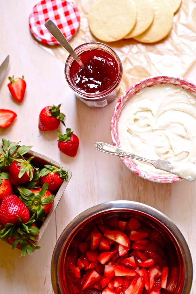 Frosting, jam, strawberries and cookies 
