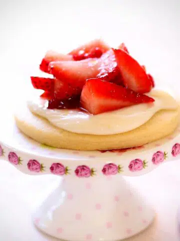 a 1200 x 1200 image of a cookie on a stand.