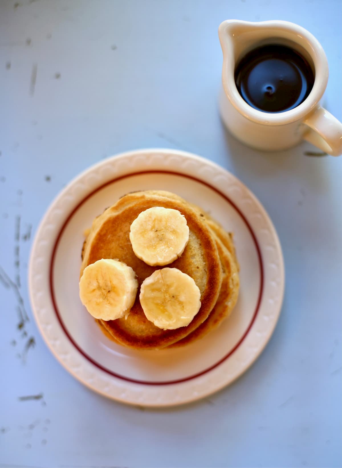 pancakes with bananas and syrup