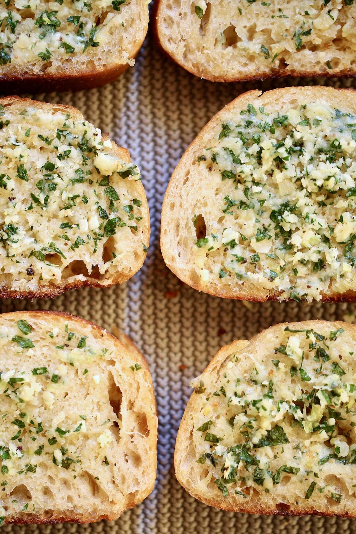 a close up photo of garlic bread.