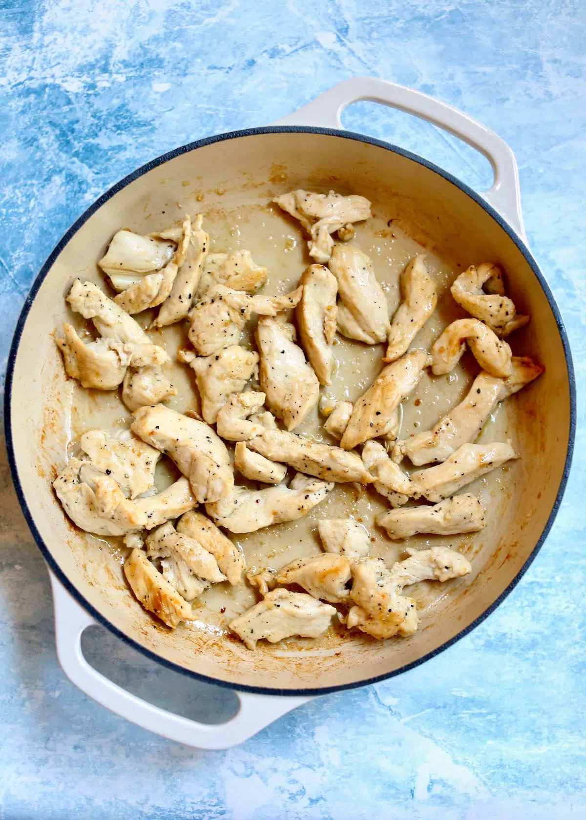 a skillet of cooked chicken.