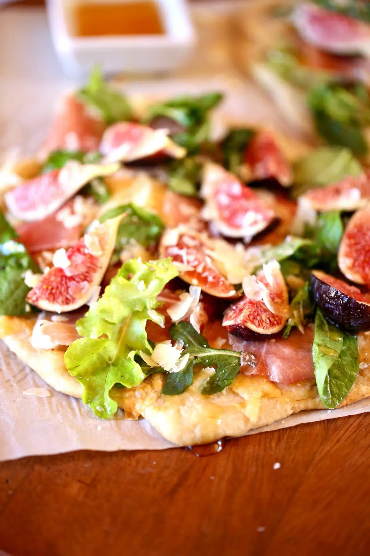 a side view of fig prosciutto pizza.