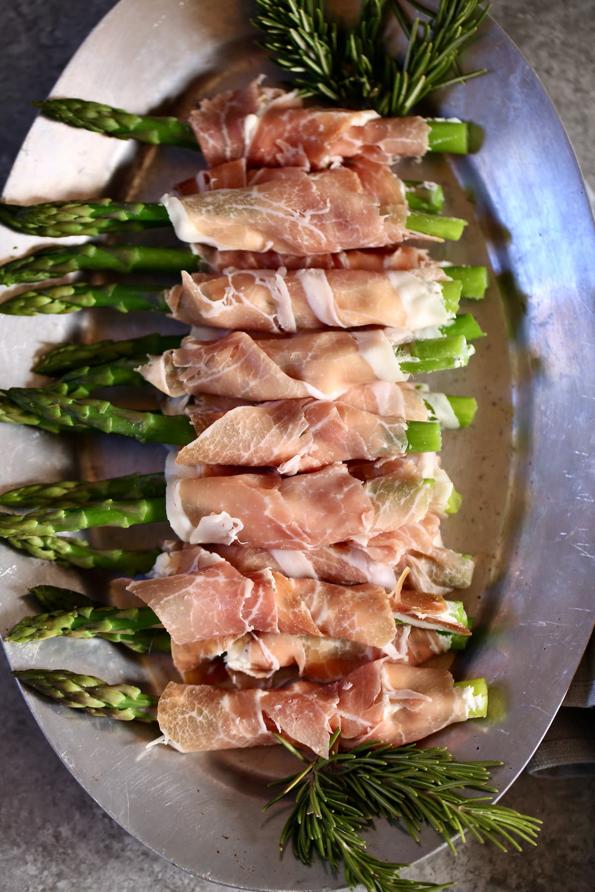 a close up photo of asparagus with prosciutto.