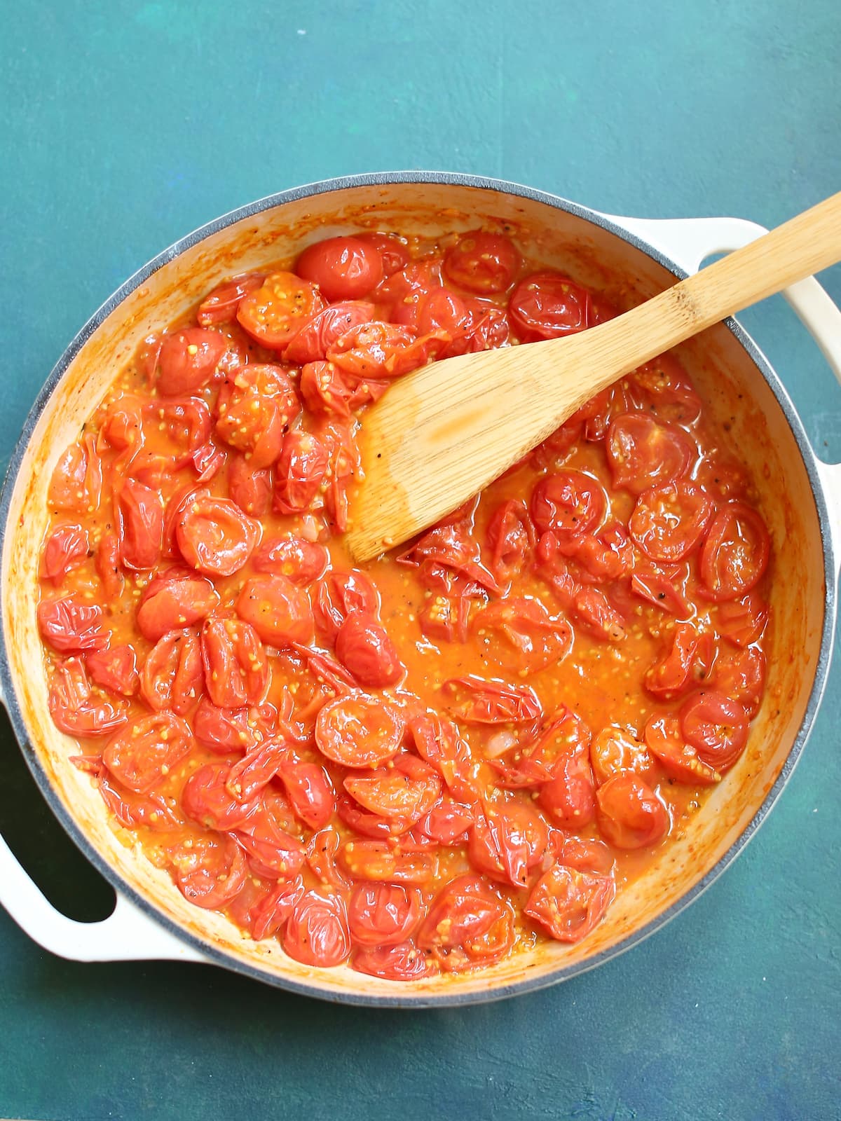 an image of a pot of spaghetti tomato sauce.